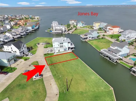510 Neptune Circle Tiki Island TX 77554