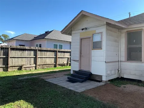 206 Cosmos Street Houston TX 77009