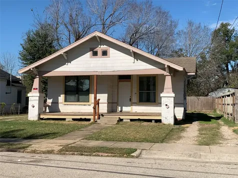206 Cosmos Street Houston TX 77009