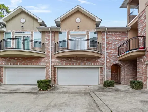 28 Versante Court Houston TX 77070