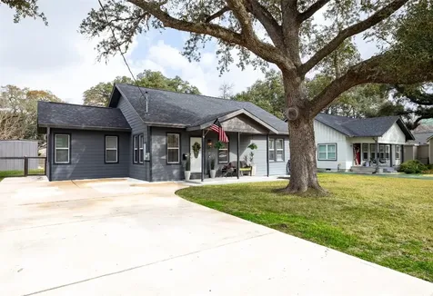 711 4th Street Sealy TX 77474