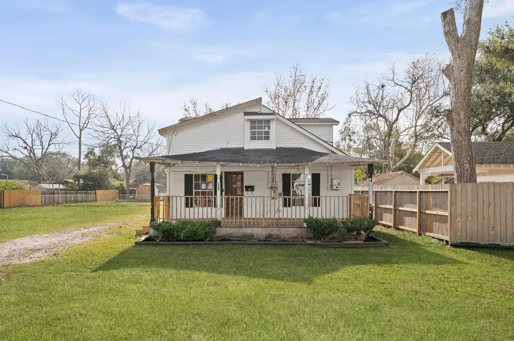 222 E Southland Avenue Alvin TX 77511