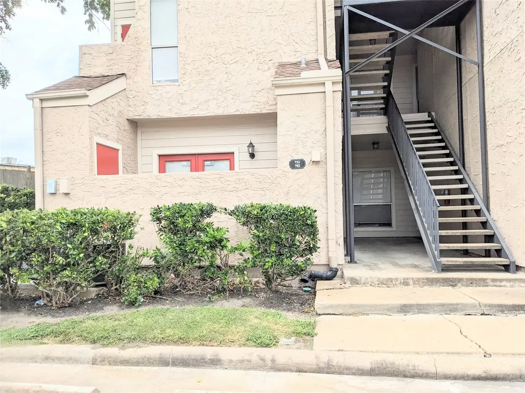 10855 Meadowglen Lane 702 Houston TX 77042