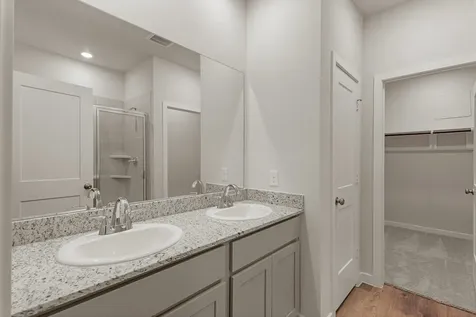 9 Riverwood Circle Court Angleton TX 77515