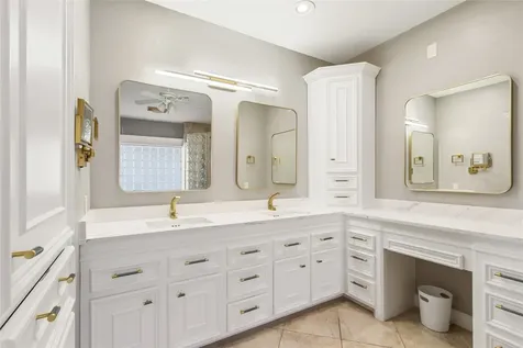11 Villas Ways Drive Conroe TX 77356