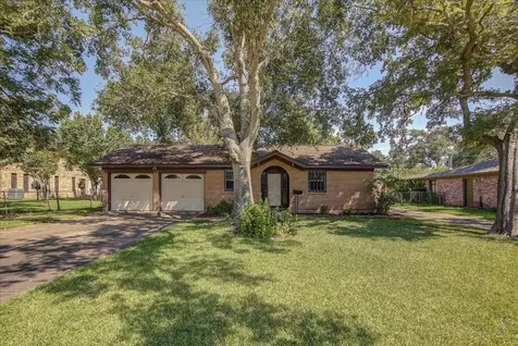 332 Crestwood Street Clute TX 77531