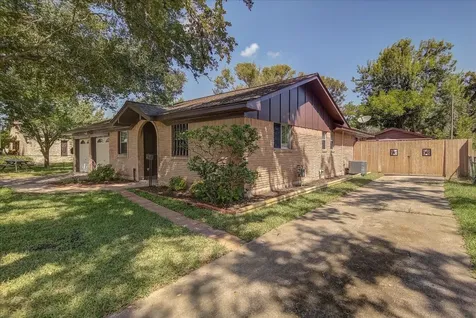 332 Crestwood Street Clute TX 77531