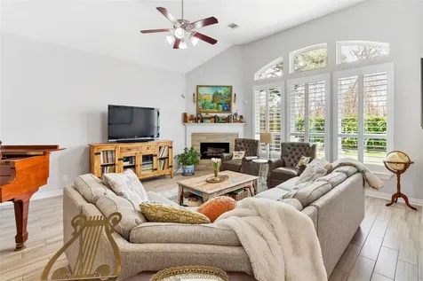 208 Woodside Court Clute TX 77531