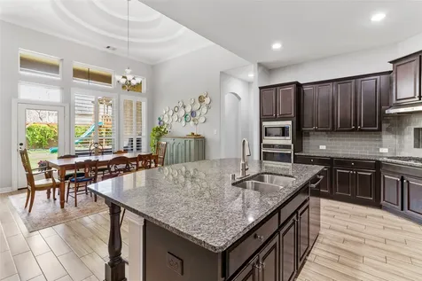 208 Woodside Court Clute TX 77531