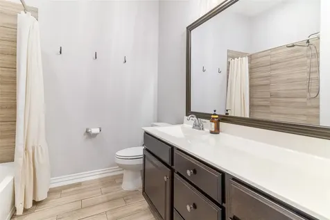 208 Woodside Court Clute TX 77531