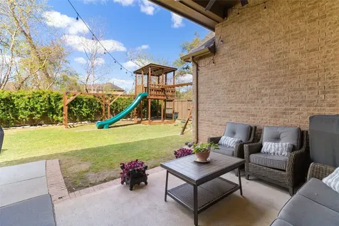 208 Woodside Court Clute TX 77531