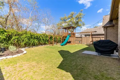 208 Woodside Court Clute TX 77531