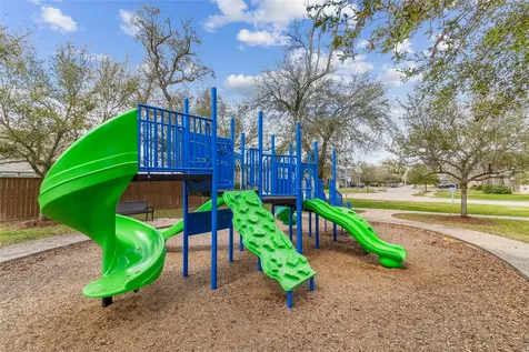 208 Woodside Court Clute TX 77531