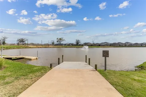 208 Woodside Court Clute TX 77531