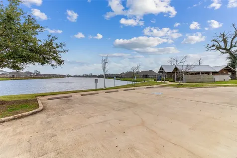 208 Woodside Court Clute TX 77531