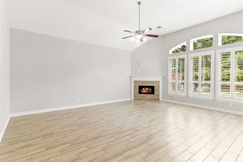 208 Woodside Court Clute TX 77531