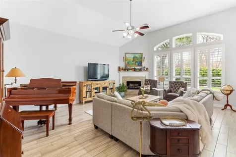 208 Woodside Court Clute TX 77531
