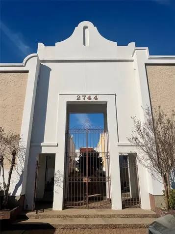 2744 Briarhurst Drive 38 Houston TX 77057