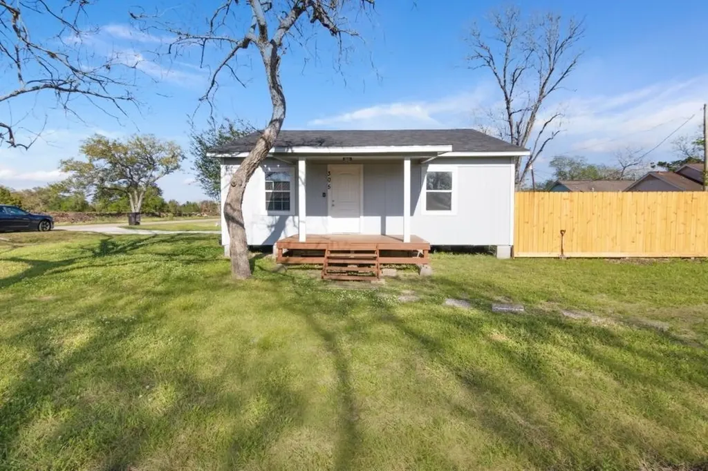 305 S Erwin Street Brazoria TX 77422