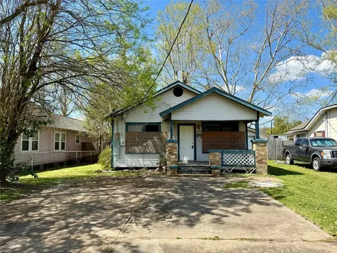 202 S Magnolia Street Highlands TX 77562