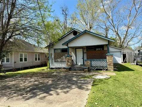 202 S Magnolia Street Highlands TX 77562
