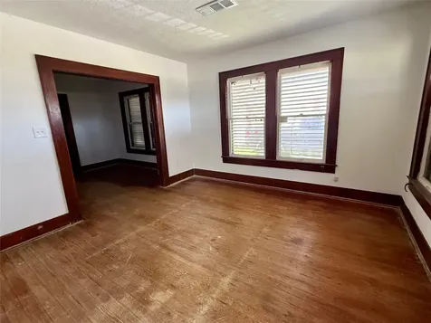 202 S Magnolia Street Highlands TX 77562