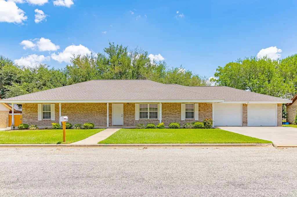 216 E Montana Drive Shiner TX 77984
