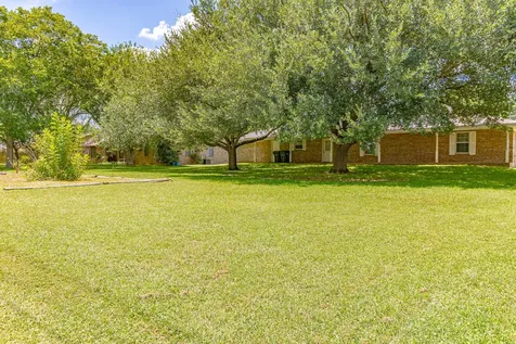 216 E Montana Drive Shiner TX 77984