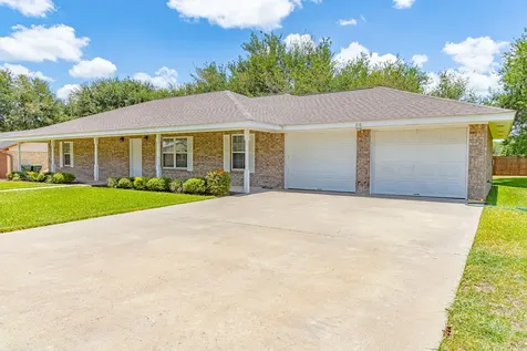 216 E Montana Drive Shiner TX 77984