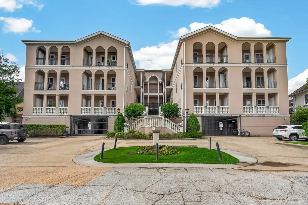 58 Briar Hollow Lane 204 Houston TX 77027