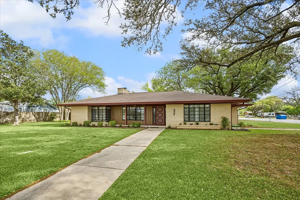 322 E Obryant Street Bellville TX 77418