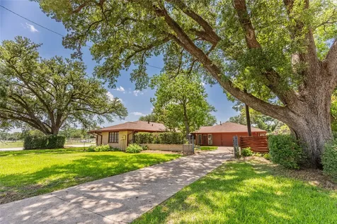 322 E Obryant Street Bellville TX 77418