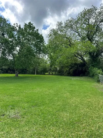 2221 S Front Street Angleton TX 77515