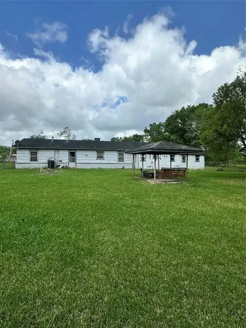 2221 S Front Street Angleton TX 77515