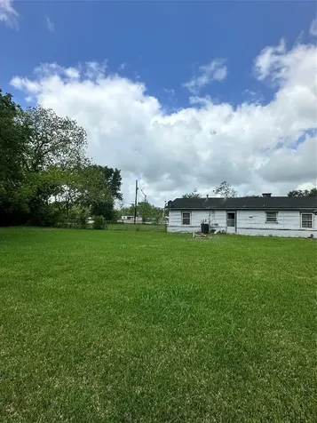 2221 S Front Street Angleton TX 77515