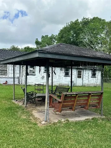 2221 S Front Street Angleton TX 77515