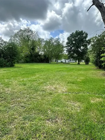 2221 S Front Street Angleton TX 77515
