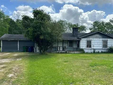 2221 S Front Street Angleton TX 77515