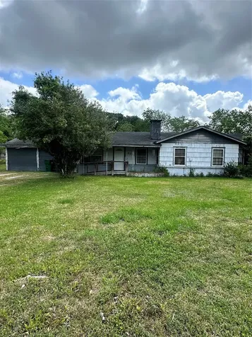 2221 S Front Street Angleton TX 77515