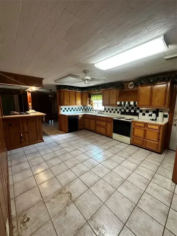 2221 S Front Street Angleton TX 77515