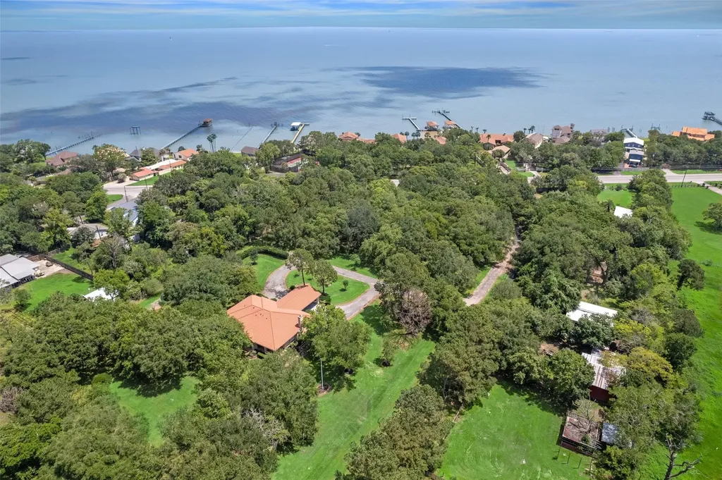 5400 W Bayshore Drive Bacliff TX 77518