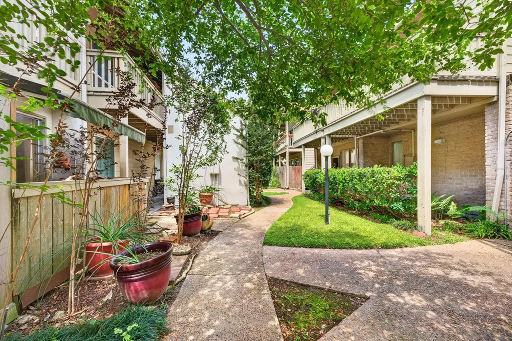 2100 Tanglewilde Street 225 Houston TX 77063