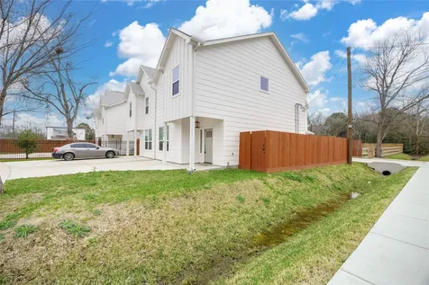 2753 Redrock Street B Houston TX 77088