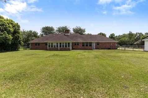626 Meadowlark Lane Winnie TX 77665