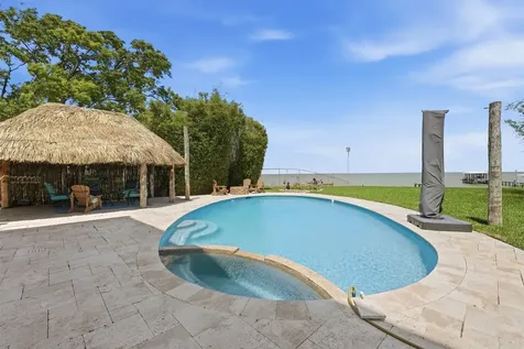 4019 Bayshore Drive Bacliff TX 77518