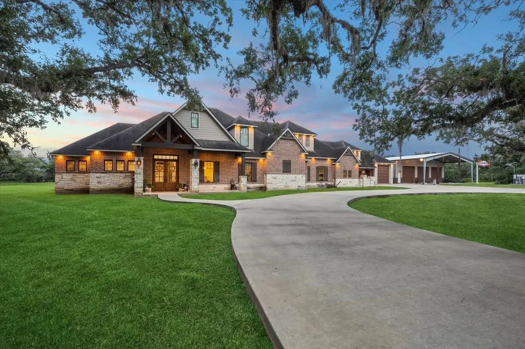 1255 Bronco Trail Angleton TX 77515