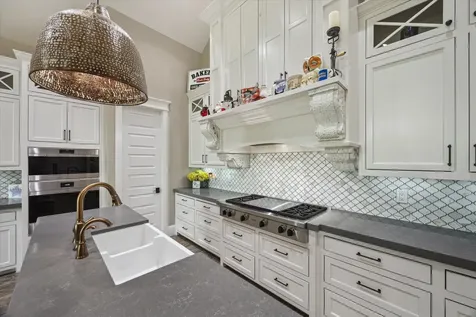 1255 Bronco Trail Angleton TX 77515
