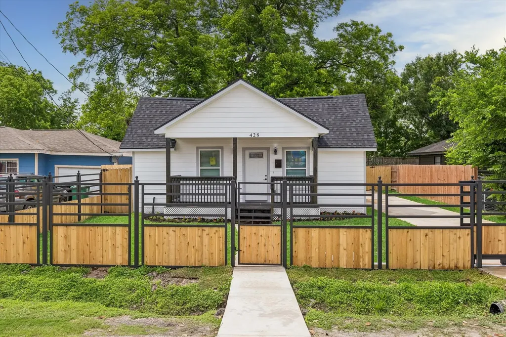 428 Neyland Street Houston TX 77022