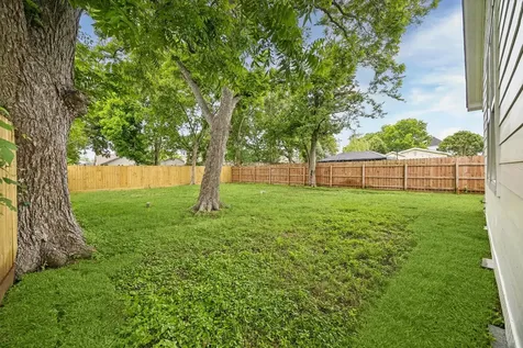 428 Neyland Street Houston TX 77022