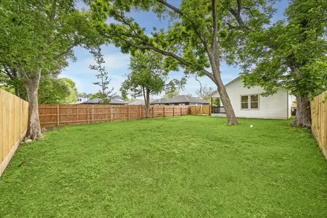 428 Neyland Street Houston TX 77022